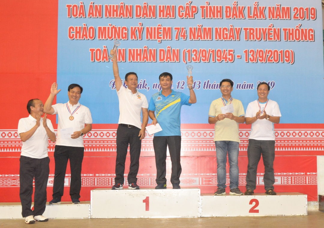 Ban tổ chức trao giải cho các vận động viên đạt thành tích cao ở môn quần vợt.