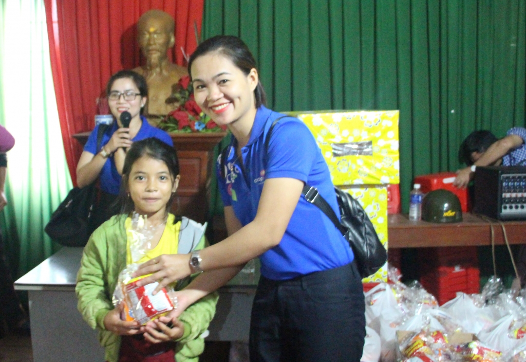 siêu thị Co.opmart Buôn Ma Thuột tặng quà cho các em thiếu nhi buôn Cuôr Kăp.