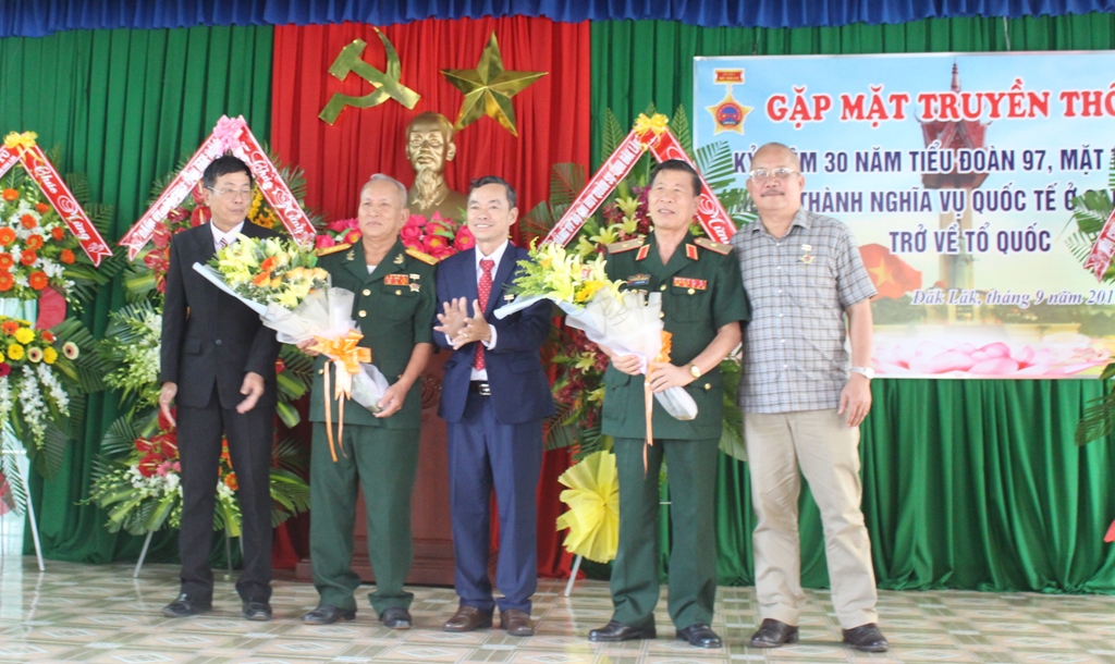 Đại diện Ban liên lạc Tiểu đoàn 97 trao quà tặng các đại biểu nguyên là lãnh đạo Đoàn 5502