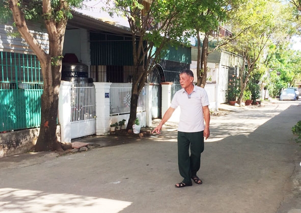 Một con hẻm ở Tổ dân phố 13 được bê tông hóa khang trang nhờ số tiền ông Phan Văn Nguyên  vận động bà con đóng góp.