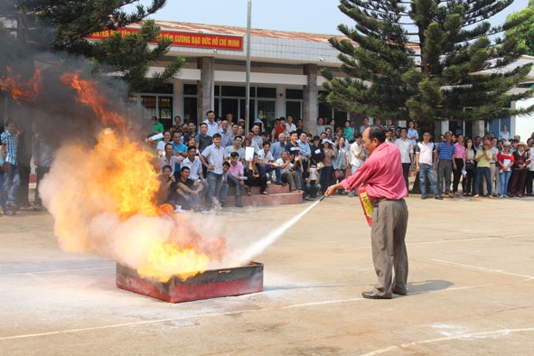 Một buổi huấn luyện nghiệp vụ phòng cháy chữa cháy cho người dân. 