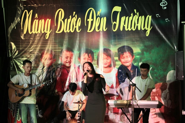 Nhiều bạn trẻ tham gia hát tại Đêm nhạc gây quỹ “Nâng bước đến trường”. 