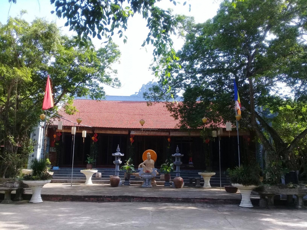 Chánh điện chùa Hương Nghiêm.