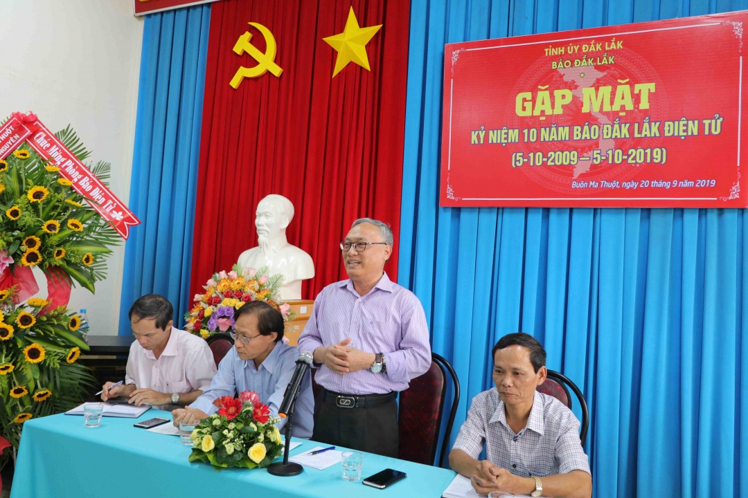 Tổng Biên tập Báo Đắk Lắk Nguyễn Văn Phú phát biểu tại buổi gặp mặt tọa đàm. Ảnh: Hoàng Gia