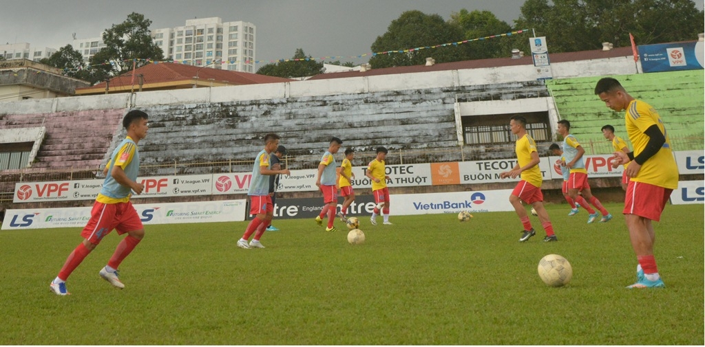 Các cầu thủ Câu lạc bộ bóng đá Đắk Lắk khởi động trước trận đấu.