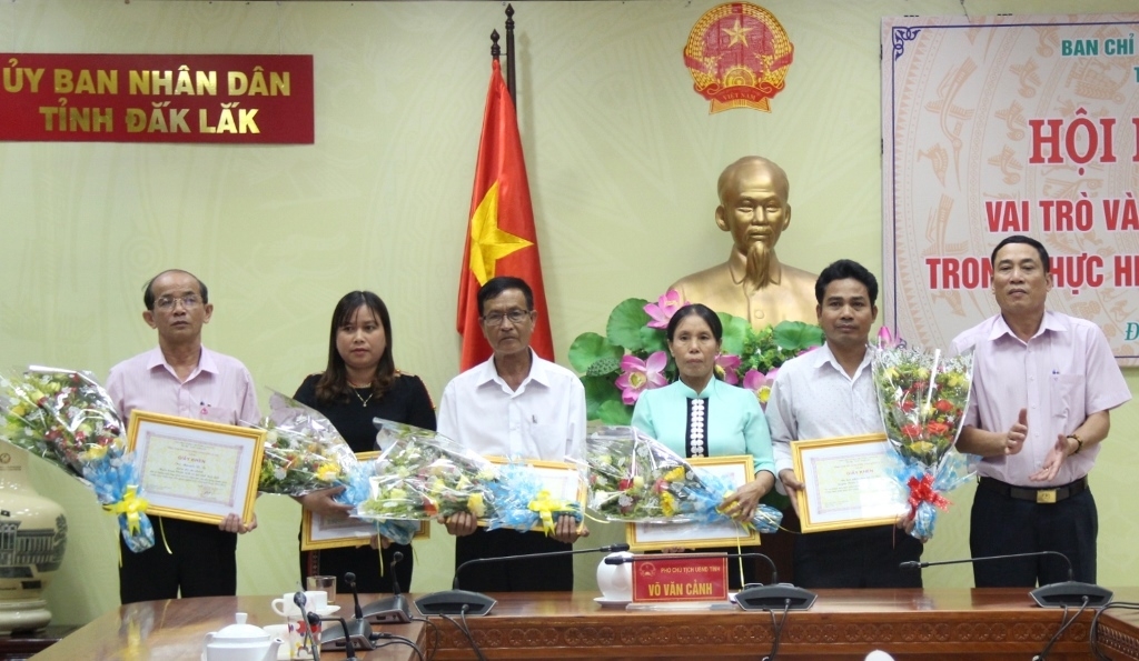 Phó Chủ tịch UBND tỉnh Võ Văn Cảnh trao tặng Giấy khen của Tổng Giám đốc Ngân hàng Chính sách xã hội cho các tập thể, cá nhân xuất sắc