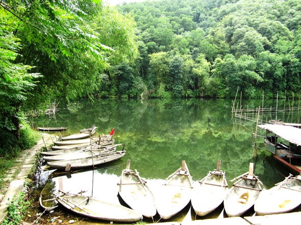 Bến ngòi Vần và những chiếc thuyền nan, là phương tiện hoạt động của Đội du kích Âu Cơ.