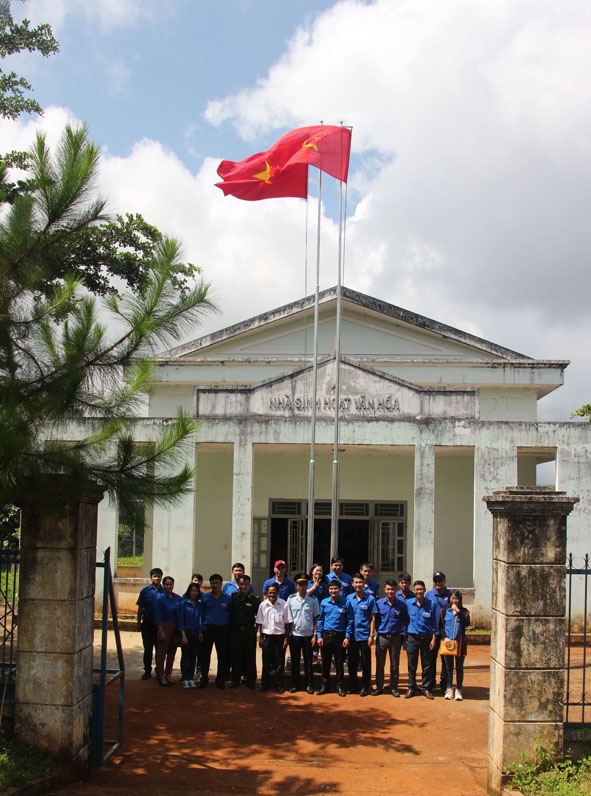 Công trình thanh niên Cột cờ Tổ quốc của Cụm thi đua số 7 tại buôn Bu Prăng I (xã Quảng Trực, huyện Tuy Đức, tỉnh Đắk Nông).