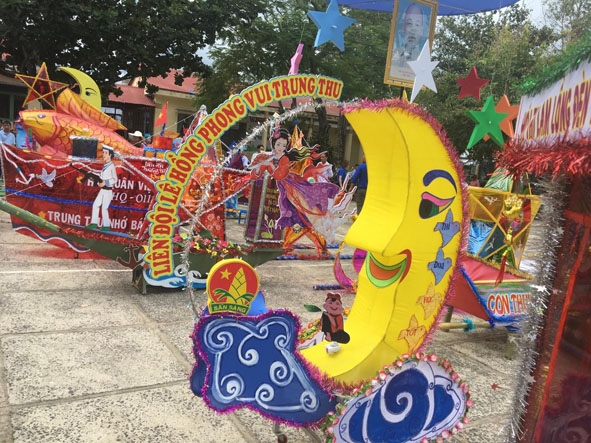 Những chiếc lồng đèn trung thu đặc sắc tại Hội thi làm lồng đèn do huyện Đoàn M'Đrắk tổ chức.
