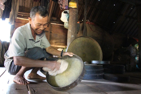 Ông Y Thang Niê tỉ mẩn lau vết bụi trên các báu vật.