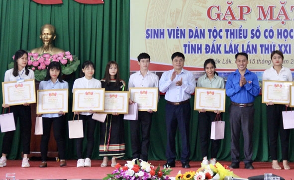 Phó Bí thư Thường trực Tỉnh ủy Phạm Minh Tấn tặng Bằng khen cho các sinh viên DTTS có thành tích xuất sắc.    