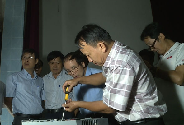 Ông Trương Thanh Bưởi chia sẻ kinh nghiệm sử dụng máy chiếu với đồng nghiệp.