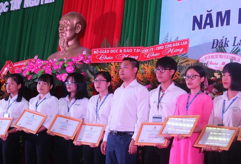 Đại diện lãnh đạo Công ty Cổ phần Phân bón Dầu khí Cà Mau trao học bổng tặng học sinh, sinh viên