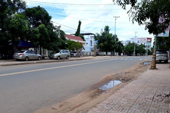 Xe dịch vụ đậu đỗ trên đường Hùng Vương (huyện Ea Súp). 
