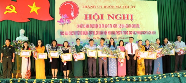 Các tác giả đoạt giải Khuyến khích trong cuộc thi viết về những tập thể, cá nhân điển hình làm theo tư tưởng, đạo đức, phong cách Hồ Chí Minh nhận Giấy khen của Thành ủy Buôn Ma Thuột. 