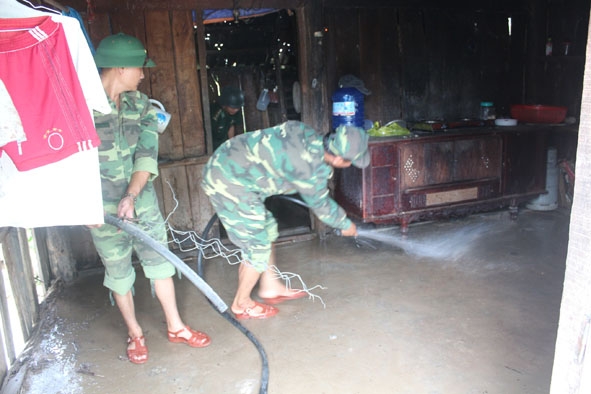 Bộ đội biên phòng giúp dân dọn nhà.
