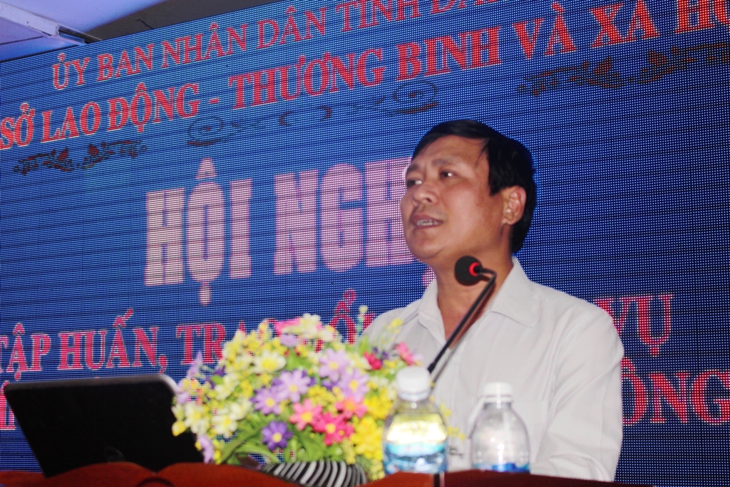 Lãnh đạo Phòng Người có công (Sở Lao động - Thương binh và Xã hội) thông tin, truyền đạt một số nội dung liên quan chính sách ưu đãi người có công với cách mạng