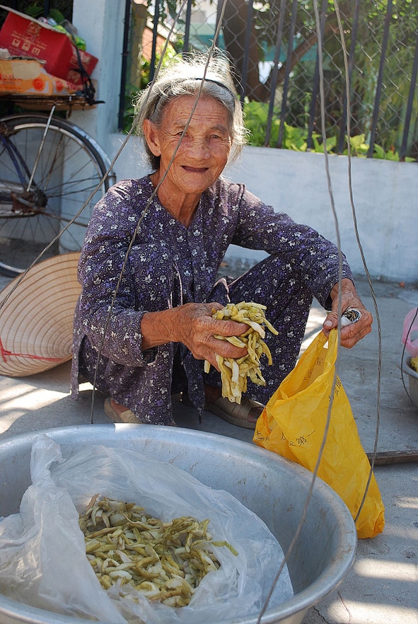 Cụ bà bán dưa môn ven đường. 