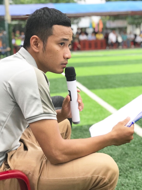 Anh Nguyễn Mạnh Hùng  thực hiện bình luận  tại một trận đấu. 