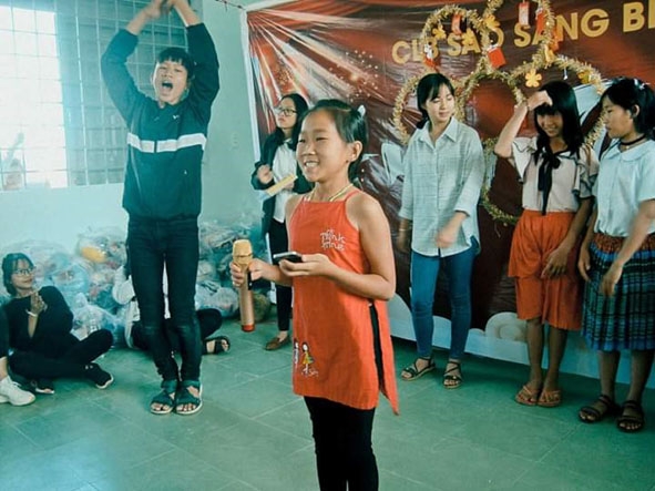 Các thành viên trong CLB Sao sáng tổ chức chương trình văn nghệ vui Trung thu cho thiếu nhi buôn Hmông, xã Ea Kiết, huyện Cư M’gar.  