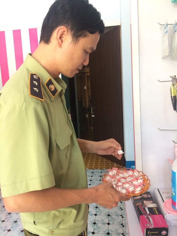 Cục Quản lý thị trường kiểm tra việc bày bán mỹ phẩm tại TP. Buôn Ma Thuột.