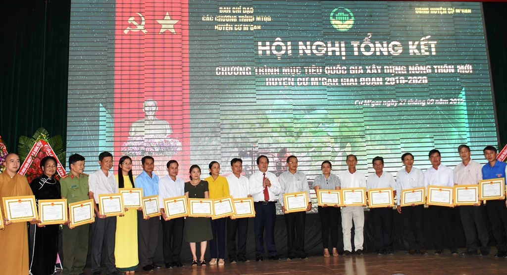 Lãnh đạo huyện trao Giấy khen tặng các tập thể có thảnh tích trong phong trào thi đua “Đắk Lắk chung sức xây dựng nông thôn mới” giai đoạn 2010 – 2020.