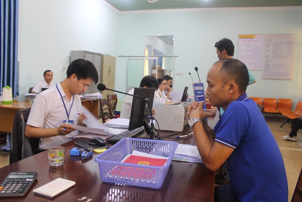 Giải quyết hồ sơ thủ tục hành chính cho người dân tại Bộ phận tiếp nhận và trả kết quả - UBND huyện Cư Mgar.