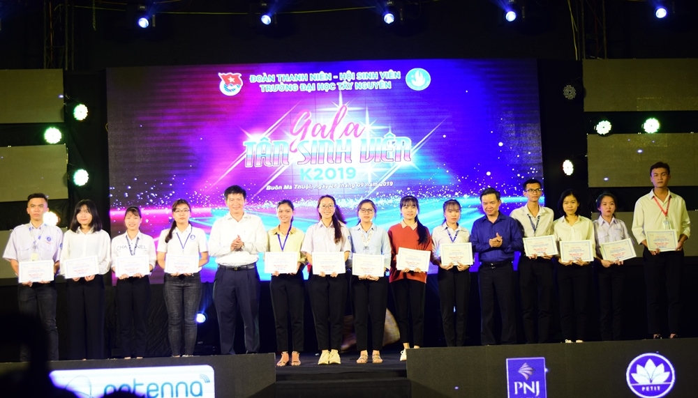 Đại diện Công ty PNJ trao học bổng tặng các bạn sinh viên vượt khó vươn lên trong học tập