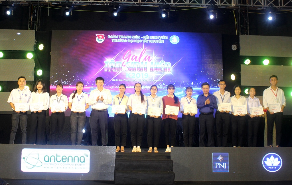 Trao học bổng tặng các sinh viên có thành tích suất sắc trong học tập và rèn luyện.