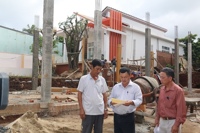 Cán bộ Chi cục Thuế TP. Buôn Ma Thuột kiểm tra thực tế hoạt động xây dựng nhà ở tư nhân lại một công trình trên địa bàn