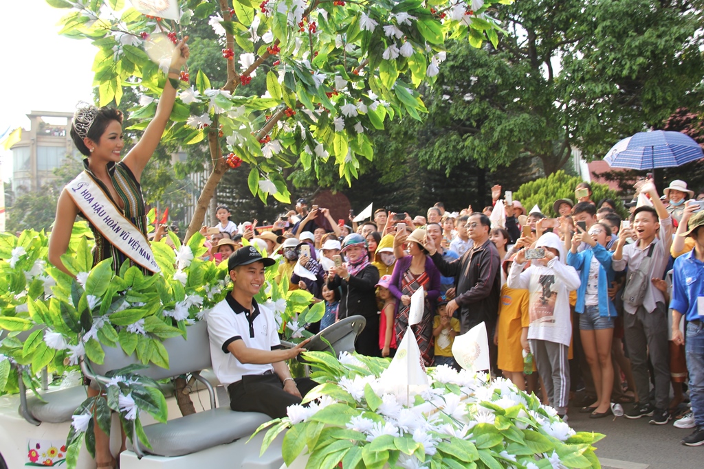 Người dân và du khách tham gia Lễ hội Cà phê Buôn Ma Thuột lần thứ 7, năm 2019