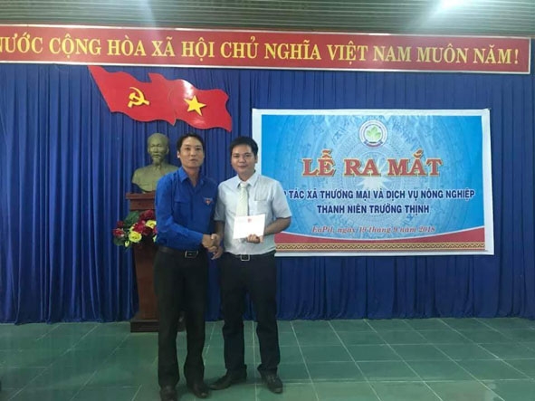 Anh Hoàng  Biên Phòng (bên phải)  tại buổi lễ ra mắt Hợp tác xã  Thương mại và  Dịch vụ nông nghiệp thanh niên  Trường Thịnh do anh làm Giám đốc. 