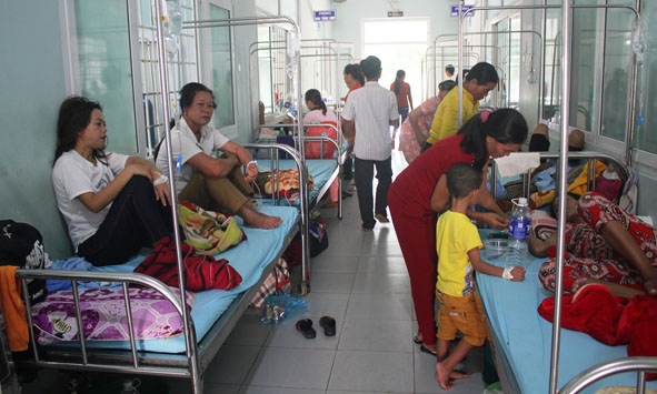 Bác sĩ Bệnh viện Đa khoa huyện Buôn Đôn thăm khám cho bệnh nhân sốt xuất huyết. 