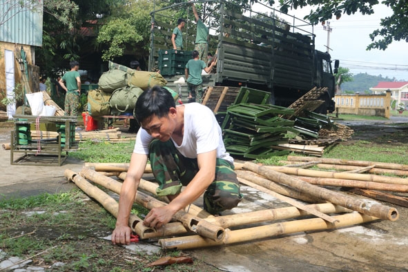 Các thầy thuốc quân y Trung đoàn 95 chuẩn bị vật tư, trang bị trước ngày lên đường tham gia hội thi.       