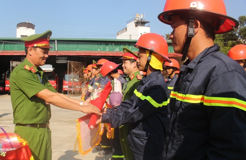 Ban tổ chức tặng cờ lưu niệm và hoa cho các đội tham gia dự thi. 