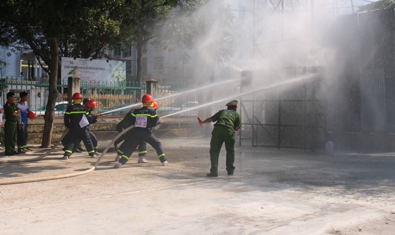 Chữa cháy phun nước tiêu điểm.