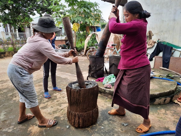 Công đoạn giã làm bánh phải nhanh đều tay để bánh mềm, mịn và nhuyễn.