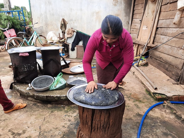 Bánh được phết đều lên mâm cho đến khi vun cao tròn tựa như vầng trăng.