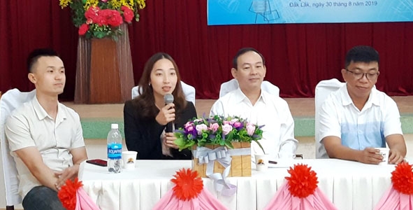 Chị Nguyễn Thị Thu Phương (Công ty TNHH Mắc ca Đắk Lắk Nguyên Phương) chia sẻ về ý tưởng khởi nghiệp của mình  tại Hội thảo Khởi nghiệp đổi mới sáng tạo Đắk Lắk - Cơ hội và thách thức.