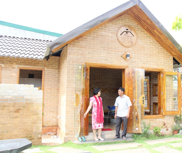 Ngôi nhà kiểu homestay được xây dựng bằng gạch không nung từ đất đồi.