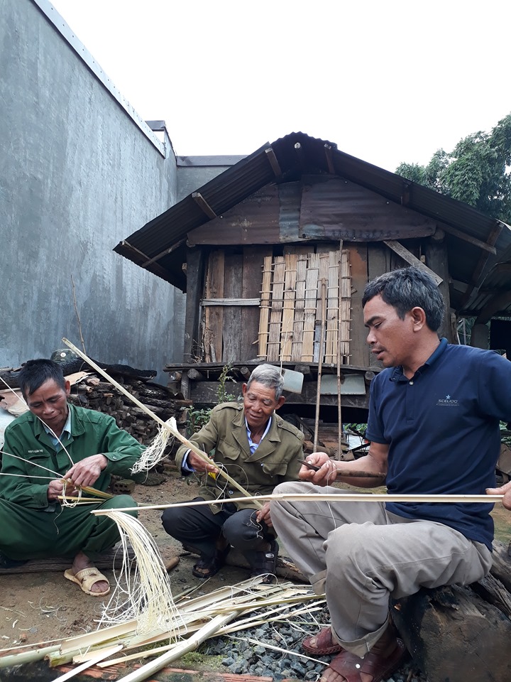 Chuẩn bị cây nêu cho lễ cúng.