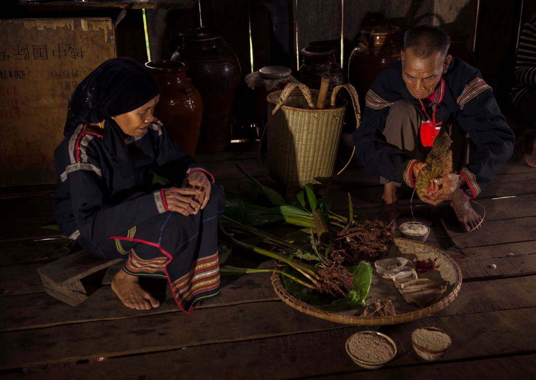 Ông Yo Ka Ly làm nghi thức cúng trước khi lên rẫy.