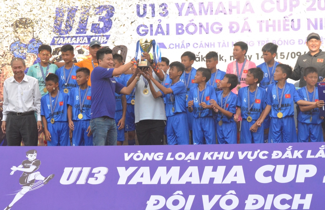 Các cầu thủ U13 Trường Năng khiếu thể dục thể thao tỉnh đoạt chức Vô địch tại vòng loại tổ chức ở Đắk Lắk