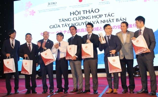 Đại diện lãnh đạo tỉnh Đắk Lắk tặng quà lưu niệm cho đại diện các Cơ quan Nhật Bản.