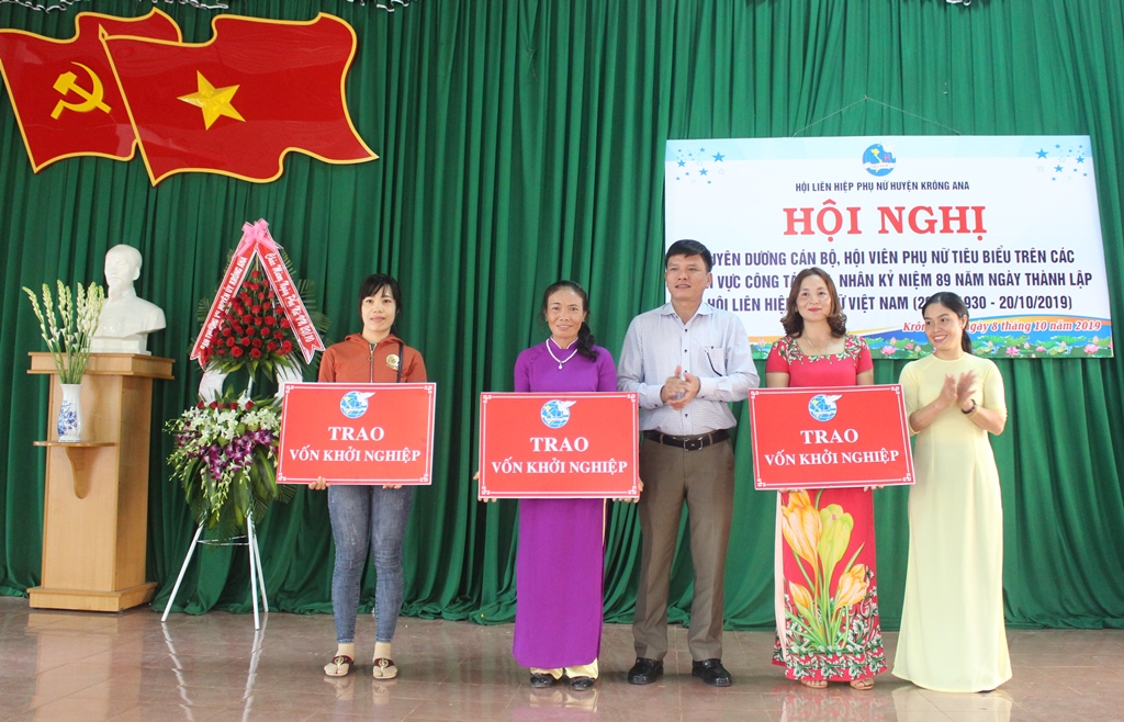 Hội viên phụ nữ nhận vốn khởi nghiệp