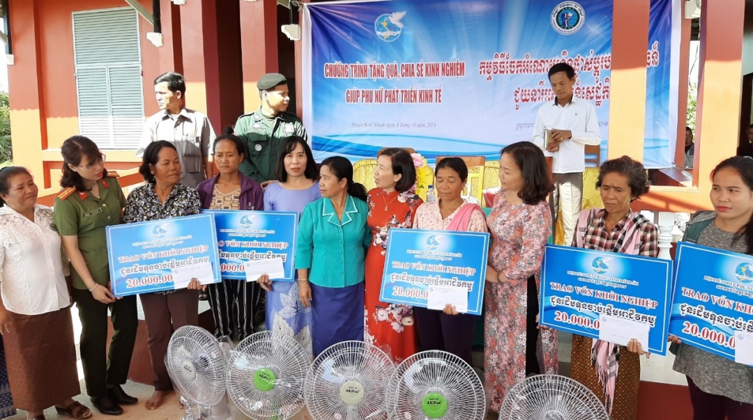 Đại diện Hội LHPN tỉnh trao vốn khởi nghiệp cho phụ nữ xã
