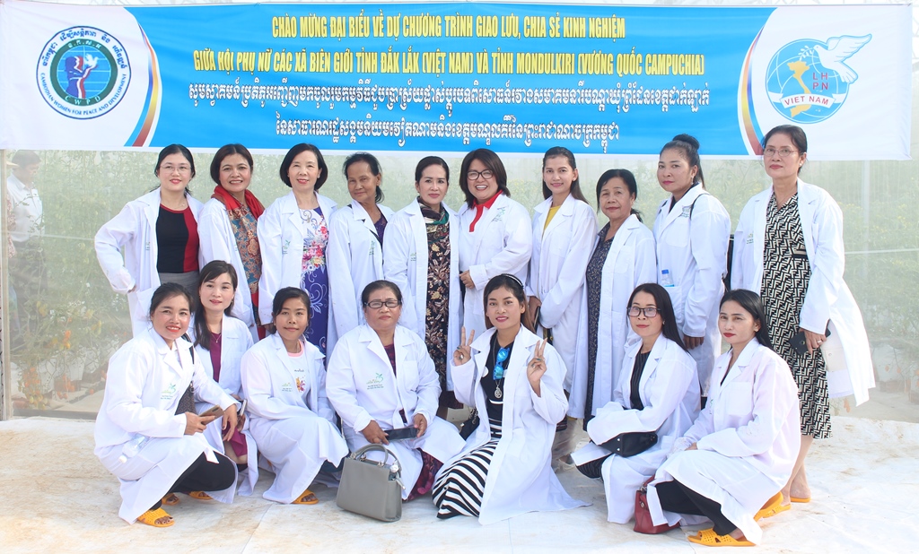 Cán bộ, hội viên các đơn vị chụp hình lưu niệm tại mô hình tham quan