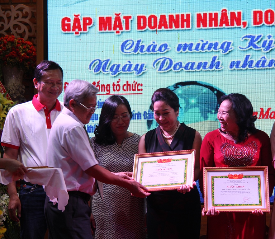 Hiệp hội Doanh nghiệp tỉnh đã tặng Giấy khen cho các đơn vị, doanh nghiệp xuất sắc