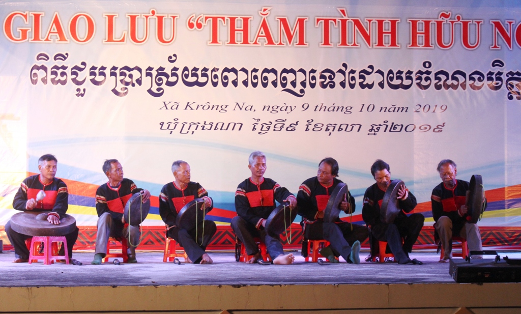 Các nghệ nhân dân tộc Êđê diễn tấu cồng chiêng chào khách