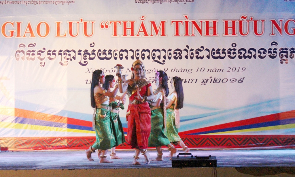 Điệu múa chúc mừng do hội viên phụ nữ đến từ tỉnh Mondulkiri thể hiện